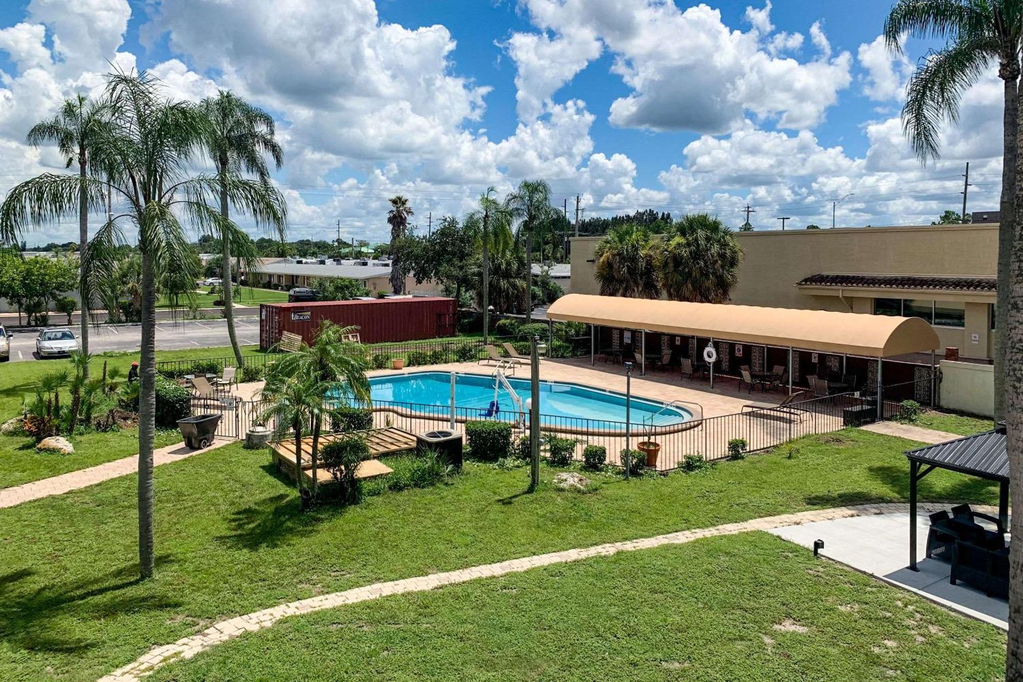 Rodeway Inn Sun City Center Exterior foto